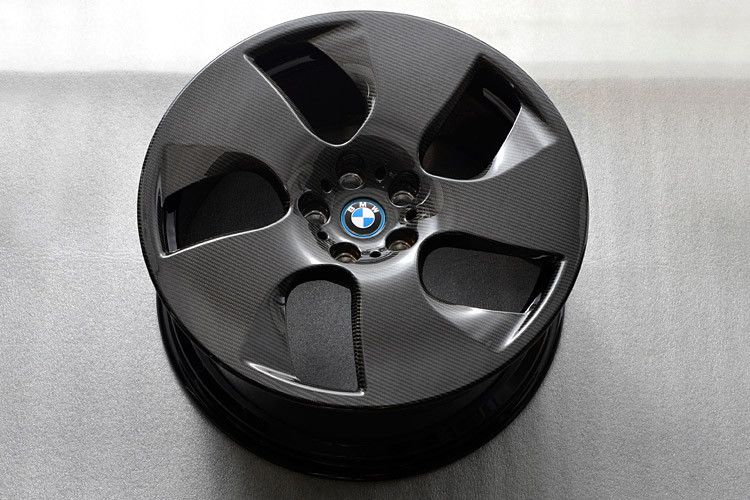 Eine Felge aus Vollcarbon wiegt rund 35 Prozent weniger als eine Aluminiumfelge. (Foto: BMW)