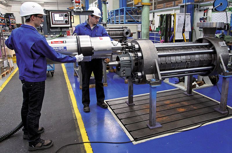 Bild 4: Der elektronisch gesteuerte Vierfach-Schrauber spannt über die acht ringförmig angeordneten Superbolt-Elemente an der Pumpenstirnseite die Gewindebolzen vor. (Bild: Desoutter)