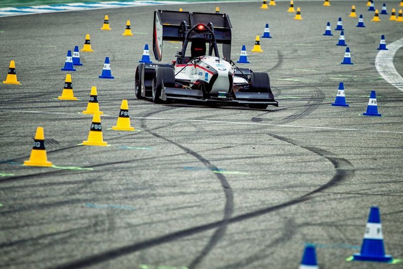 115 Teams aus 24 Nationen, darunter China und Indien, nahmen vom 8. bis zum 13. August 2017 am Konstruktionswettbewerb Formula Student Germany 2017 am Hockenheimring teil. (Formula Student Germany/Schulz)