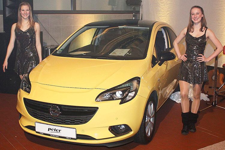 Zur Eröffnungsfeier brachten die Opelaner den neuen Corsa mit – die jungen Tänzerinnen kommen allerdings nicht aus Hessen, sondern aus Sondershausen. (Foto: Autohaus Peter)