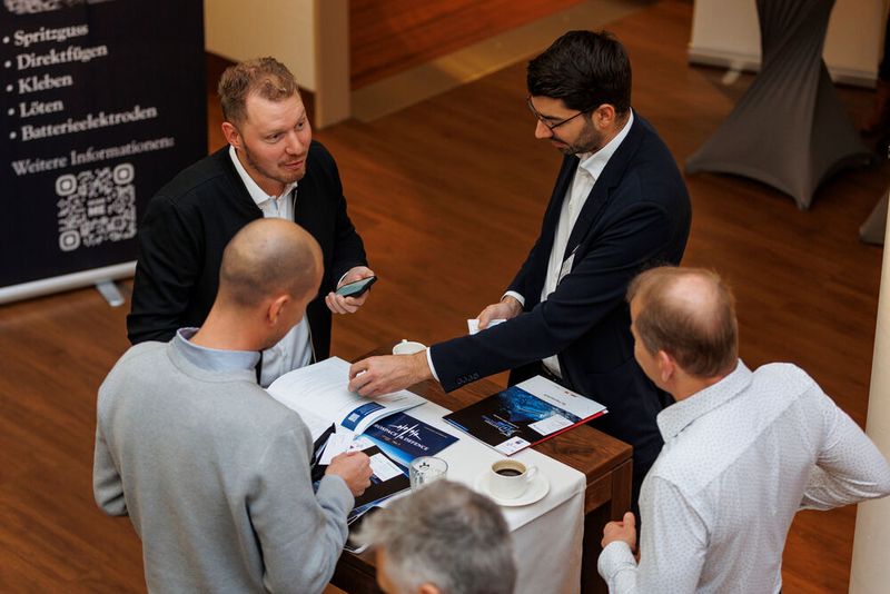 Exchange in the technical exhibition. (Image:Eidens-Holl)