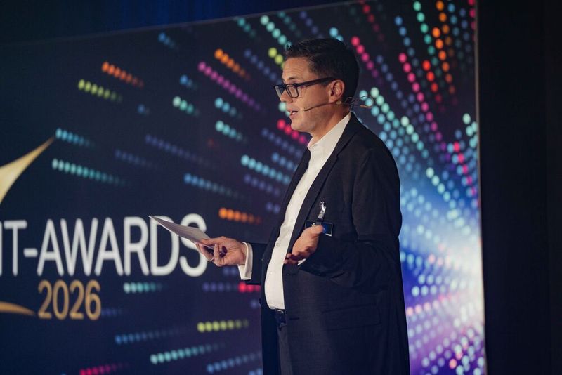 Tobias Teske, Geschäftsführer der Vogel IT-Medien, eröffnet die zwölfte Verleihung der IT-Awards. (Bild: Manuel Emme Fotografie)