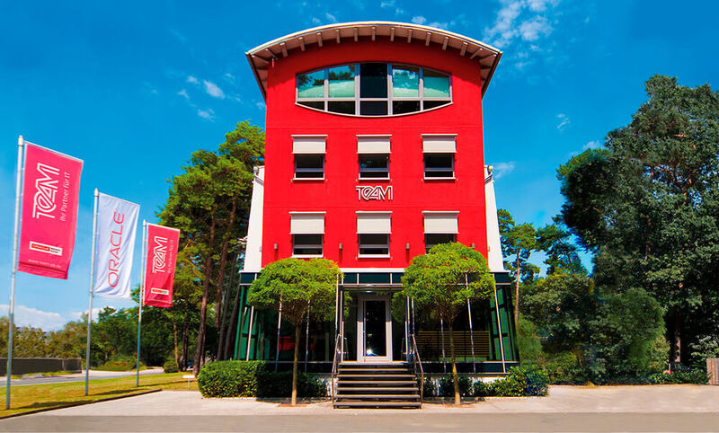So kennt man die Forderfront des Hauptsitzes der Team GmbH in Paderborn, mit seiner leuchtend roten Farbe. Der Digitalisierungspionier begeht in diesem Jahr sein 40er-Jubiläum. Pünktlich zu diesem Fest gab es auch eine Gebäudeerweiterung. Hier mehr dazu.