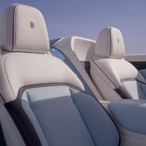 Sogar hinter den Sitzen und in den Türen sorgt die Lichttechnik des Elektro-Cabriolets für ein Sternenhimmel-Ambiente.(Bild:  Rolls-Royce)