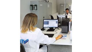 Bauteile und Baugruppen werden mit der Röntgenfluoreszenz-Analyse (RFA) untersucht. Es ist ein Verfahren, um die Qualität mit spezifischen Test- und Analyseverfahren abzusichern. (HTV)