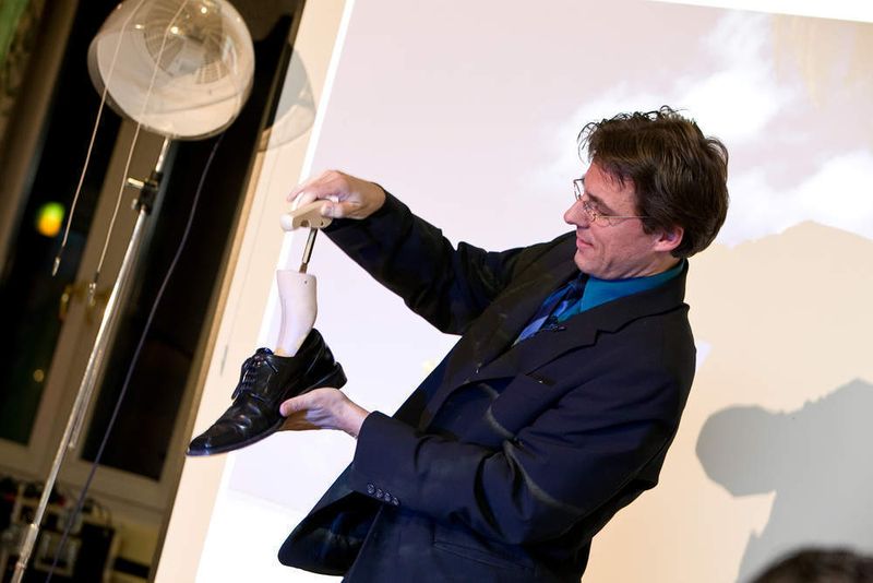 Zauberer Thomas Fraps bei der Schuh-Inspektion. (Archiv: Vogel Business Media)