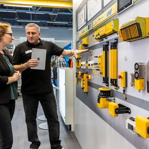 Auch hier diskutieren Besucherin und Aussteller der IN.Stand über moderne Möglichkeiten, mit denen die Instandhaltung nachhaltiger und/oder digitaler wird.(Bild:  Landesmesse Stuttgart)