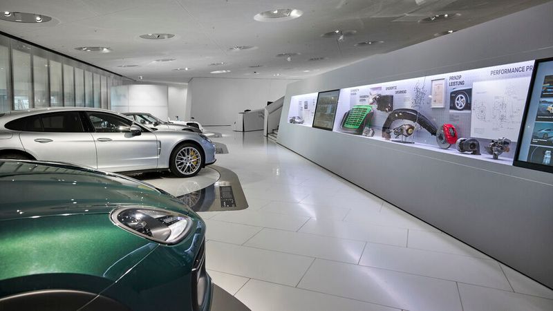 Neben Fahrzeugexponaten verdeutlichen auch zahlreiche Vitrinen mit Zeichnungen, Fotografien und Kleinexponaten die Entwicklung der Turboladertechnik im Hause Porsche. (Bild: Porsche)