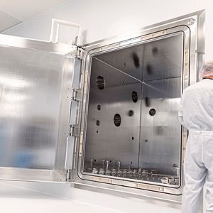 Vakuumbasierte Ausheizsysteme für den letzten Reinigungsschritt bei Präzisionsbauteilen lösen Restkontaminationen atmosphärischer Bestandteile durch Temperatureinwirkung von der Oberfläche.(Bild:  Vacom Vakuum Komponenten & Messtechnik)