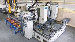 Das SSB-Portal-Bearbeitungszentrum PBZ05 für die anspruchsvolle Bearbeitung von Masten oder Profilen hat eine speziell entwickelte, flexible Spannvorrichtung, die es
ermöglicht, verschiedenste Werkstücktypen vollautomatisch und ohne Umrüsten prozesssicher zu bearbeiten.
 (Bild: SSB-Maschinenbau)