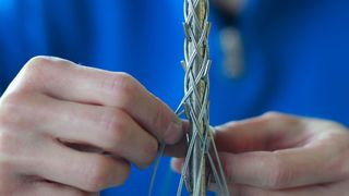 Die Kabelstrümpfe werden handgefertigt, sind lange haltbar, mehrfach verwendbar und sind sehr flexibel. (Rupi-Cologne)