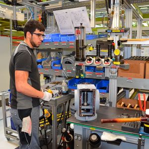 Fährt der Werktisch am Regal vorbei, zeigt ein kleines Lämpchen das nächste Bauteil-Fach an.