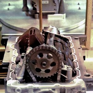 Bild 1: Anwendungsbeispiel für eine automatisiert aufgetragene Silikonraupe zur Abdichtung der Kontaktfläche zwischen Motorblock und Ölwanne.