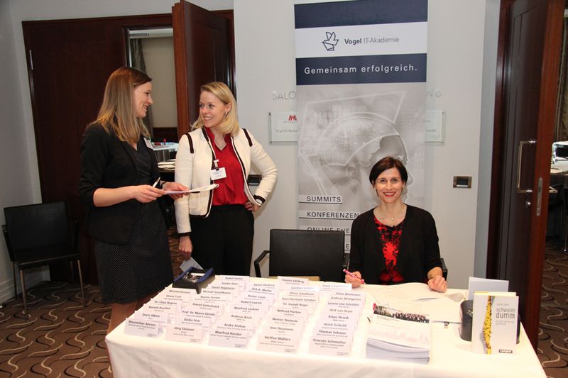 Empfangskomitee: (v. l.) Svenja Mohn, Eva Kanzler und Daniela Schilling (Vogel IT-Akademie) freuten sich auf die hochkarätigen Gäste. (Bild: Vogel IT-Medien)