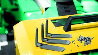 Zur Messung des Einspritzdrucks in Relation zur Einspritzgeschwindigkeit werden aus Feedstock Prüfkörper hergestellt. Daraus lassen sich Aussagen über die Feedstockqualität ableiten. (Archiv: Vogel Business Media)