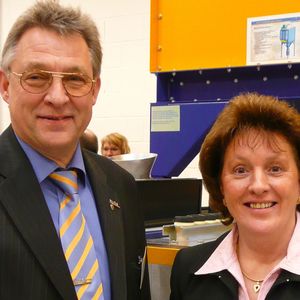 Gemeinsam erfolgreich: Georg G. Zibulla, geschäftsführender Gesellschafter Raziol und seine Frau Mechthild; beide haben das Unternehmen Raziol zu einem führenden Schmierspezialisten für die Umformtechnik entwickelt.