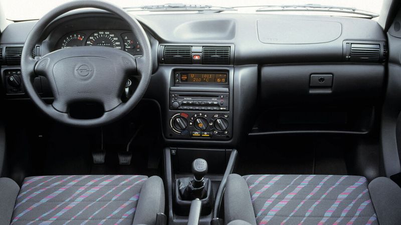 Der Doppelairbag (Fahrer 67 Liter, Beifahrer 120 Liter) war außer bei den Export-Modellen ab August 1994 Serie. Zudem wurde das einfache Infodisplay mit Uhr/Radioanzeige (DID; Dual Info Display) jetzt durch eines mit zusätzlicher Außentemperaturanzeige (TID; Triple Info Display, vorher Sonderausstattung) ersetzt, das ab 3 °C abwärts vor Straßenglätte warnte, indem es einige Sekunden lang nach Einschalten der Zündung blinkte.  (Bild: Opel GmbH)