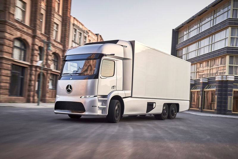 Der „Urban E-Truck“ von Mercedes, der auf der IAA 2016 als Studie vorgestellt wurde, startet nun testweise. (Bild: Daimler)