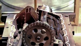 Bild 1: Anwendungsbeispiel für eine automatisiert aufgetragene Silikonraupe zur Abdichtung der Kontaktfläche zwischen Motorblock und Ölwanne. (Bild: Drei Bond)