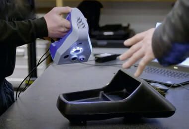 (Die zu scannende Konsole ist zwar nicht besonders groß, stellte das Team aber vor die Herausforderung, ihrer schwer zu scannenden schwarzen Hochglanzoberfläche. Bild: Central Scanning)