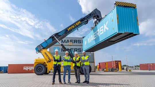 V.l.: Martijn Veerkamp (Commercial Director Heffiq), Jan-Jaap Kroft (Sustainability Manager ITG), Lucien Robroek (President Global Big Trucks) und Ricky Hirani (Director Product Management Big Trucks, beide Hyster), beim Fotoshooting vor dem E-Reach-Stacker.(Bild:  Hyster)