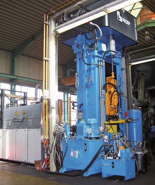 Bild 1: Die neu konzipierte Schmiedelinie ist ganz auf die werkstoff- und fertigungstechnischen Anforderungen von Magnesiumlegierungen abgestimmt und auf energieeffiziente Fertigung ausgerichtet. (Bild: Weisensee Warmpressteile)