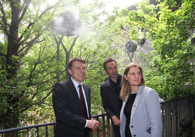 Die Architekten Lia-Maria Enzenhofer und Univ.-Prof. Klaus K. Loenhart besichtigen mit Peter Fenkl, dem Vorsitzenden des Ventilatorenherstellers Ziehl-Abegg, die Symbiose von Natur und Technik auf dem österreichischen Expo-Pavillon in Mailand. (Bild: Ziehl-Abegg)