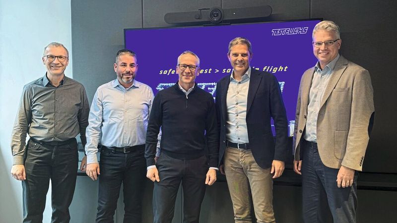 Die Kistler Gruppe und Test-Fuchs Aerospace Systems geben ihre Partnerschaft zur Entwicklung von Messsystemen für die Luft- und Raumfahrt bekannt. v.l.n.r.: Markus Nagl (Managing Director Test-Fuchs GmbH), Michael Schilling (Managing Director Test-Fuchs Aerospace Systems GmbH), Volker Fuchs (CEO & Eigentümer Test-Fuchs Gruppe), Marc Schaad (CEO Kistler Instrumente AG) und Peter Hoeffgen (CMO Kistler Instrumente AG) anlässlich der besiegelten Technologiekooperation in Gross-Siegharts.  (Bild: Kistler)
