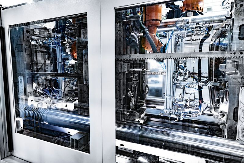 Zum Maschinenpark gehören SGM mit Schließkräften zwischen 35 und 1.500 Tonnen. Letztere sogar als 2K-Variante. (Syntech Plastics)