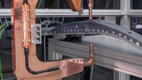 Schweißzange beim Fügen einer B-Säule unter Laborbedingungen im Fraunhofer-IPK. (Bild: Fraunhofer-IPK)