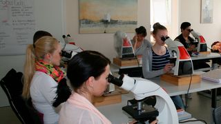 Im Unterricht an der Zytologieschule Bensberg (Bild: Zytologieschule Bensberg)
