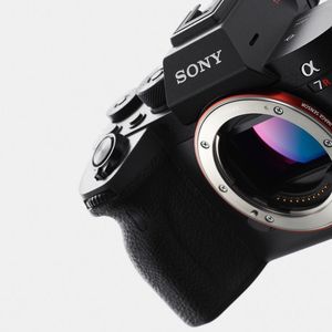 Die Sony Alpha 7R IV misst 128,9 x 96,4 x 77,5 mm.