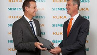Manfred Gundel, CEO der Kuka Roboter GmbH (r.) und Dr. Robert Neuhauser, CEO der Business Unit Motion Control Systems bei Siemens haben auf der EMO in Hannover eine umfassende Kooperation angekündigt. (Bild: Kuka)