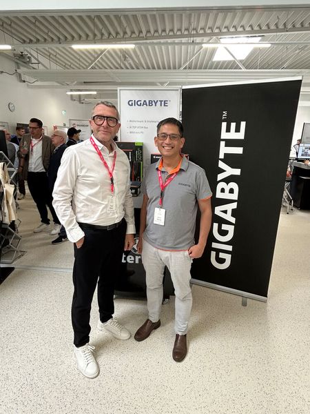 Frank Bösser (l.) und Arno Ruang von GIGABYTE haben Spaß auf dem Come Together. (Bild: Vogel IT-Medien GmbH)