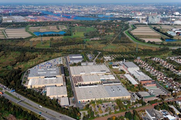 Das Mercedes-Benz-Werk in Hamburg: Mit einer Investition von 500 Millionen Euro soll es zu einem Hightech-Standort für Antriebskomponenten der Elektromobilität werden. (Bild: Daimler AG)