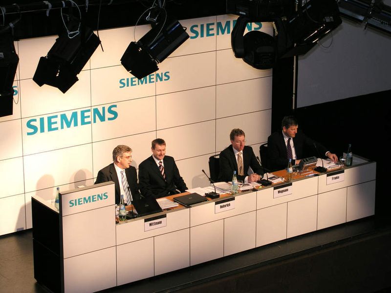 Seit der Neuorganisation der Siemens AG zum Jahresbeginn 2008 steht Klaus Helmrich (zweiter von links) als CEO der Siemens-Division Drive Technologies (Nürnberg) mit den Business Units Electronics Assembly Systems, Large Drives, Mechanical Drives, Motion Control Systems und Standard Drives vor. Neben ihm sitzen Jens Michael Wegmann CEO der Siemens-Division Industry Solutions (Erlangen) und Ralf-Michael Franke CEO der Siemens Business Unit Industrial Automation Systems (v.l.nr.). Ganz links, ebenfalls neu in seiner Funktion verantwortlich für Media Relations IIA & IDT, Winfried Wittmann. (Archiv: Vogel Business Media)