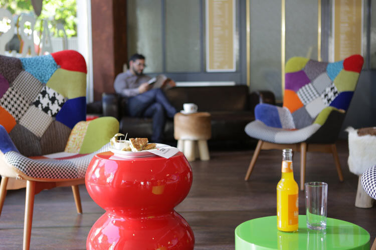 Die Gäste des Autohaus-Cafés können ihren Kaffee im Fünfziger-Jahre-Ambiente genießen... (Foto: Atrium living pictures GmbH)