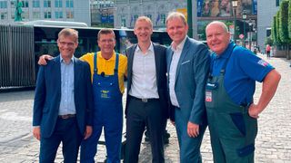 In Brüssel auf E-Fuels-Tour: (v. l.) ZDK-Hauptgeschäftsführer Kurt-Christian Scheel, „Autodoktor“ Holger Parsch, Uniti-Geschäftsführer Matthias Plötzke, MdEP Jens Gieseke und „Autodoktor“ Hans-Jürgen Faul.  (Bild: ProMotor )