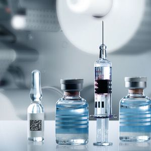 Parenteralia effizient und sicher verpacken: Damit die wertvollen Ampullen auch sicher bei ihrem Anwender ankommen, muss bereits bei der Verpackung und der Verblisterung alles klappen.(Bild:  Uhlmann)