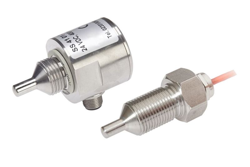 Strömungssensoren wie das Kompaktgerät (links) oder zweiteilige Systeme, bestehend aus Sensorelement (rechts) und einer separaten Auswerteeinheit, können auch zur Füllstandkontrolle eingesetzt werden. (Bild: IPF Electronic)