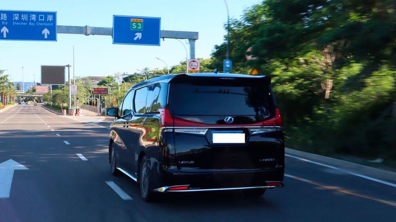 Auch von hinten wirkt der Lexus LM stattlich. (Bild: sp-x / Benjamin Bessinger)