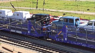 Die Autozüge rollen, doch sie sind nicht besonders lang: Die Zahl der Neuzulassungen sinkt weiter – im Juli um gut ein Drittel im Vergleich zum Vorkrisenniveau von 2019. (Bild: Grimm – »kfz-betrieb«)