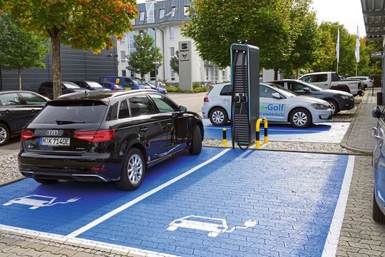 Die neueste Anschaffung im Autohaus Kölbl: eine öffentlich zugängliche 150-kW-Ladesäule. Den Strom dafür liefert eine großflächige Fotovoltaikanlage in Kombination mit einem Blockheizkraftwerk.(Bild:  Schreiner/»kfz-betrieb«)