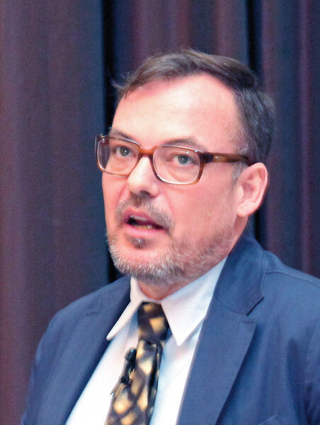 „Mittels Rundkneten haben wir die Möglichkeit, den Werkstoff so zu verteilen, dass er sich an keiner Stelle langweilt“, verdeutlicht Dr. Frank Müller, Geschäftsführender Gesellschafter der HMP Heinrich Müller Maschinenfabrik. (Itasse)