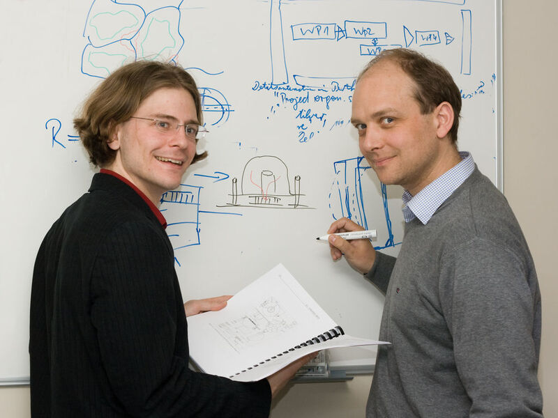 Abb. 3: Dominik Samson (links) und Prof. Ulrich Schmid (rechts)  (Bild: TU Wien)