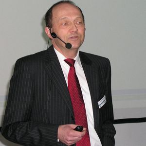 Konrad Stromiedel, Technischer Leiter des Geschäftsbereichs Electrical Interconnections, stellt eine neue Version der Wago-Verbindungsklemmen vor. 