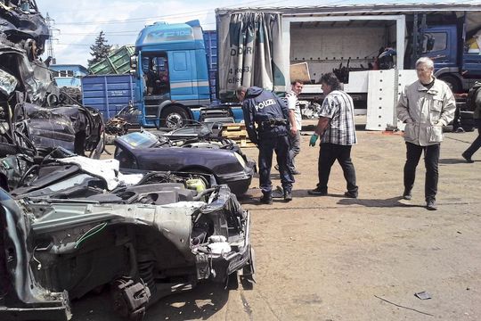 Mitten in Deutschland und seit vielen Jahren gängige Praxis: illegale Schrottplätze. Auch deshalb bekommen zertifizierte Verwerter immer weniger Altautos. Darunter leidet das Angebot an gebrauchten Ersatzteilen.(Bild:  Detektei Bakiner)