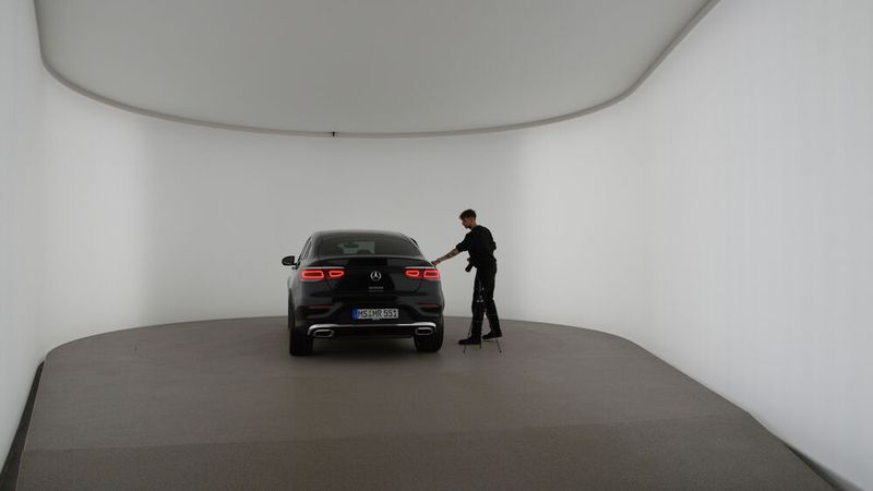 Zwei Fotokabinen mit Drehteller stehen im Airport-Center zur Verfügung, um Fahrzeuge möglichst ohne Zeitverzug für den Onlineverkauf bereitzustellen. (Bild: Achter/»kfz-betrieb«)