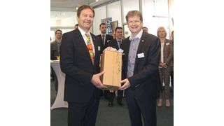 Landrat Günther-Martin Pauli (r.) überreichte dem Firmengründer Dr. Wolfang Kuster zum 30-jährigen Firmenjubiläum von Labexchange eine Kaffeemaschine gefertigt von der Stiftung Lebenshilfe Zollernalb. (Labexchange)