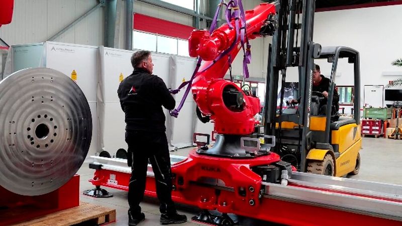 Hier erkennt man die Verbindung zwischen einem der Roboter und der Lineareinheit an der kollaborierenden WAAM-Roboteranlage an der BTU Cottbus-Senftenberg. (Bild: Alotec Dresden)